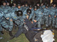 Милиция громит митинг. Фото с сайта 