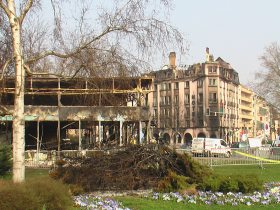 Магазин и отель в Страсбурге, сожженные противниками саммита НАТО. Фото Виталия Алексеева