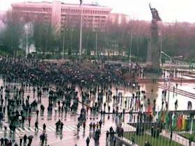 Собрание на площади Бишкека. Фото: vesti.kz