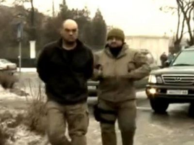 Донецк, сепаратисты конвоируют пленного. Скрин сюжета "России 24", источник - блог автора