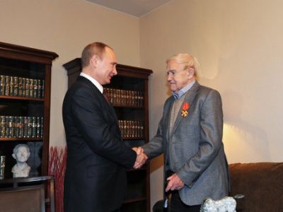В.Путин и Д.Гранин. Источник - vdv-up.ru