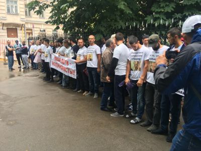 Активисты, пришедшие к зданию Верховного суда поддержать осужденных фигурантов дела "Хизб ут-Тахрир". Фото: "Крымская солидарность"