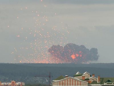 Взрыв в хранилище пороховых зарядов к артиллерийским боеприпасам в Ачинском районе. Фото: REUTERS/Dmitry Dub
