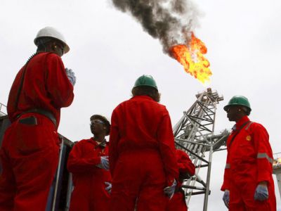 Нигерийские рабочие на нефтяном месторождении Бонга в районе Лагоса. Фото: Akintunde Akinleye / Reuters