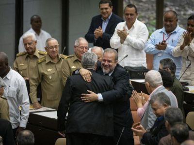 Президент Кубы Мигель Диас-Канель Бермудес (на фото – слева) поздравляет с назначением Мануэля Марреро Круса. Фото: АР