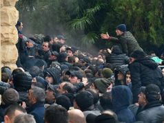 Протестующие штурмуют здание администрации президента самопровозглашенной республики Абхазии. Фото: Sputnik