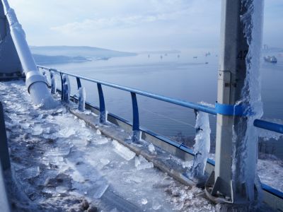 Обледенелые ванты Русского моста. Фото: Правительство Приморского края