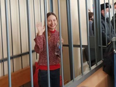 Художница Александра Сколиченко в зале суда. Фото: www.facebook.com/elena.dunaevskaya