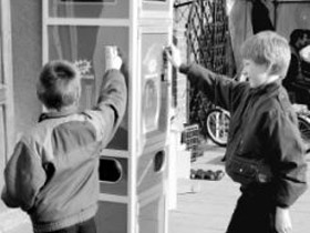 Дети у игрового автомата. фото "Российская газета"