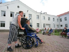 Инвалид-колясочник. Фото с сайта medinfo.com.ua