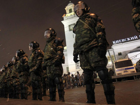 ОМОН на площади у Киевского вокзала. Фото: daylife.com