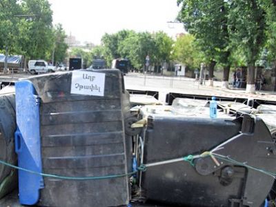 Баррикады из мусорных баков в Ереване. Фото: kavkaz-uzel.ru.