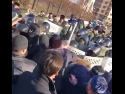 Попытка разгона Росгвардией акции протеста в Магасе (Ингушетия), 27.3.19. Скрин видео: youtube.com/watch?v=k02qUVJsHGI