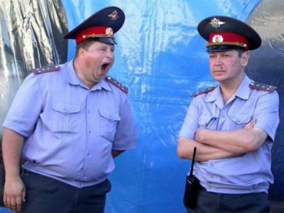 Полицейские скучают. Фото: pikabu.ru Полицейские скучают. Фото: pikabu.ru