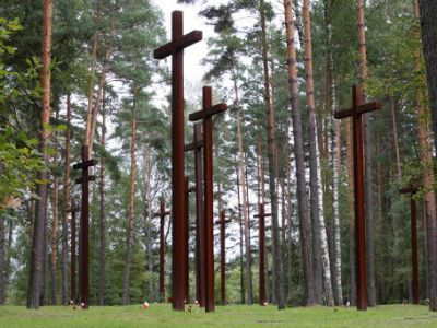 Кресты над братскими могилами польских граждан. Польское мемориальное кладбище "Медное" В Тверской области. Фото: gulagmuseum.org