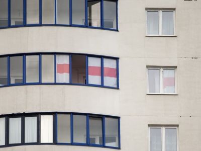 Минск, флаги в окнах. Фото: tut.by