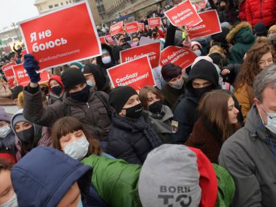 Митинг в поддержку политика Алексея Навального на Пушкинской площади. Участники митинга держат плакаты с надписью "Я не боюсь!". Фото: Дмитрий Лебедев / Коммерсант