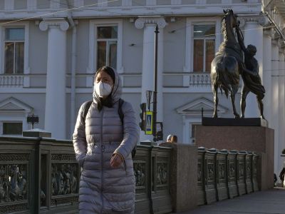 Женщина в маске на Невском проспекте в Санкт-Петербурге. Фото: Александр Гальперин / РИА Новости