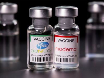 Вакцины Pfizer и Moderna. Фото: Dado Ruvic / Reuters