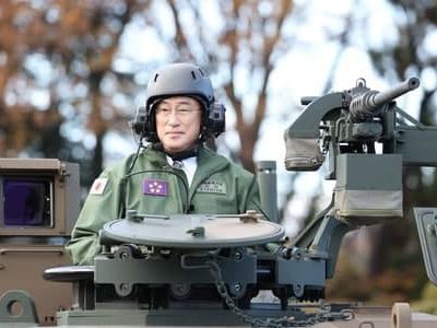Премьер-министр Японии Фумио Кисида в танке. Фото: t.me/golovnin_tokyo