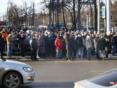 Участники митинга в поддержку Алексея Навального в Челябинске ждут разрешающего сигнала светофора, чтобы перейти дорогу, 31 января 2021 год. Фото: Леонид Меньшенин / 74.RU