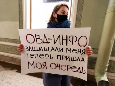 Петербургская активистка стоит в пикете в поддержку "ОВД-Инфо". Фото: ЗАКС.Ру