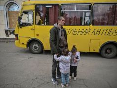 Мужчина, потерявший жену при обстреле Северодонецка 17 мая, ждет эвакуации из Лисичанска вместе со своими двухлетними дочерьми-двойняшками. Фото: Aris Messinis / AFP
