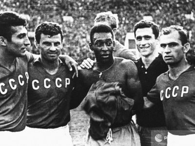 Пеле и футболисты сборной СССР, 1965 г. Фото: t.me/rhymestg