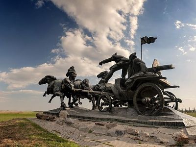Монумент "Легендарная тачанка" в Каховке. Фото: ru.wikipedia.org