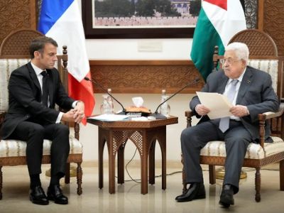 Президент Франции Эмманюэль Макрон и глава Палестинской национальной автономии Махмуд Аббас. Фото: Reuters