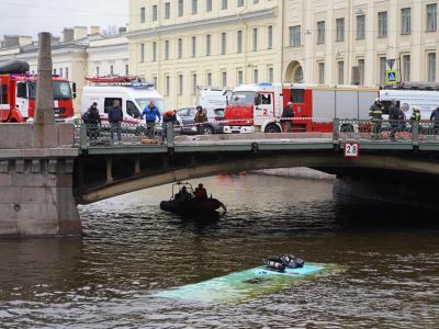 В ДТП с автобусом в Петербурге, который упал в реку Мойку. Фото: Кирилл Ломоносов / "РБК Петербург"
